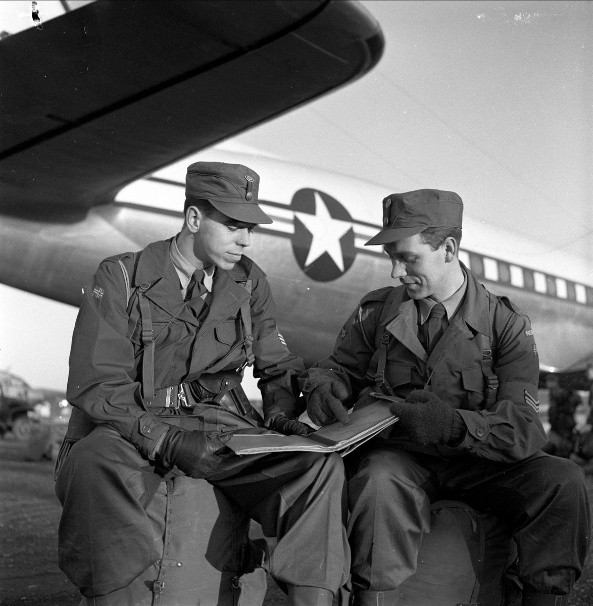 Radiotelegrafister til Egypt, ved flyet før avreise, Oslo, 26.11.1956