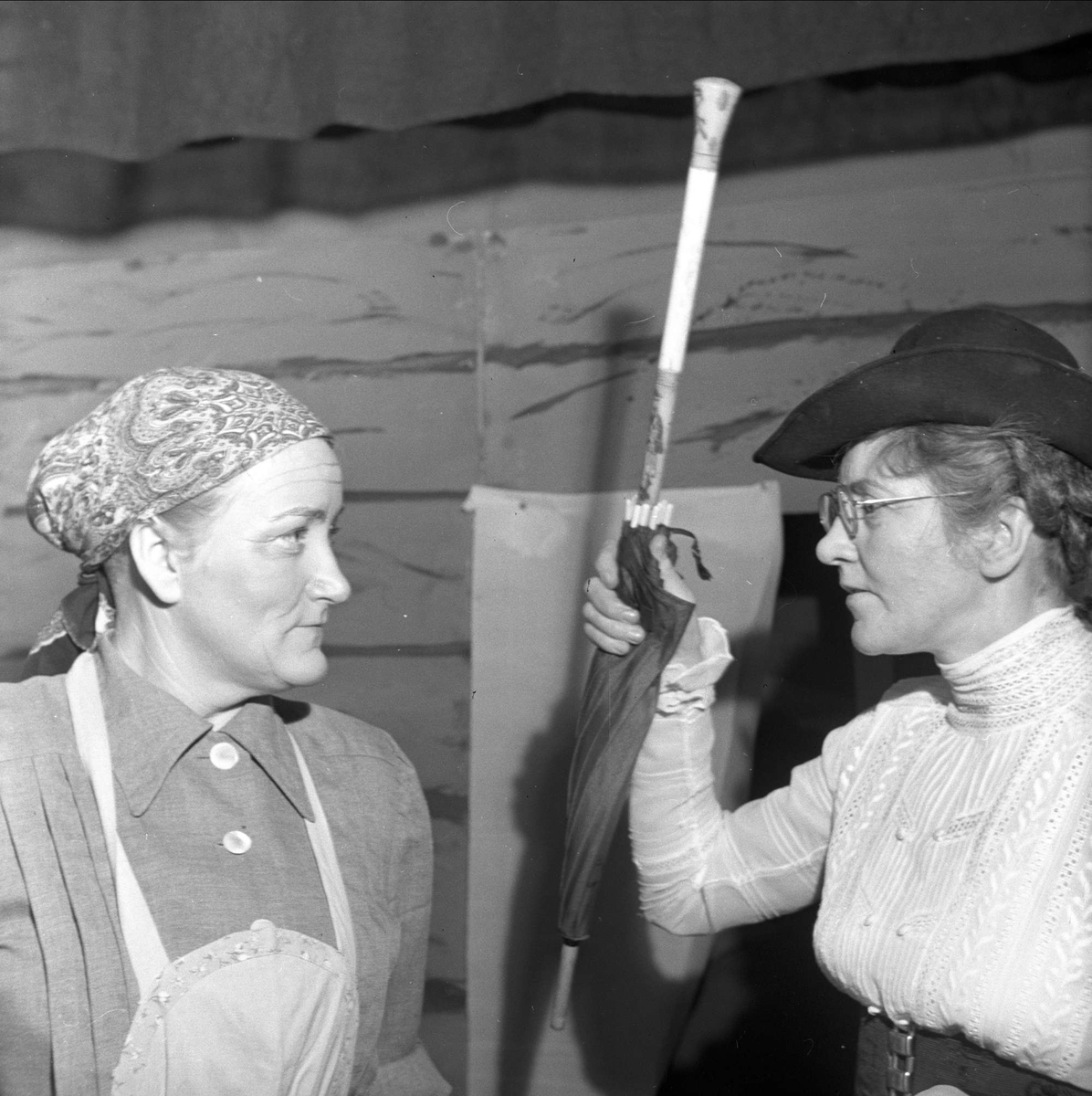 Mann og kvinne i kostymer. 22.03.1954. Bygdelag, Hallinglaget.