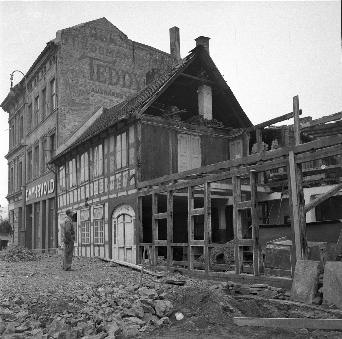 Schweigaards bru, Oslo, juli 1956. Anleggsarbeid. Bindingsverksbygning i Rødfyllgata 12 under riving, nå på Norsk Folkemuseum.