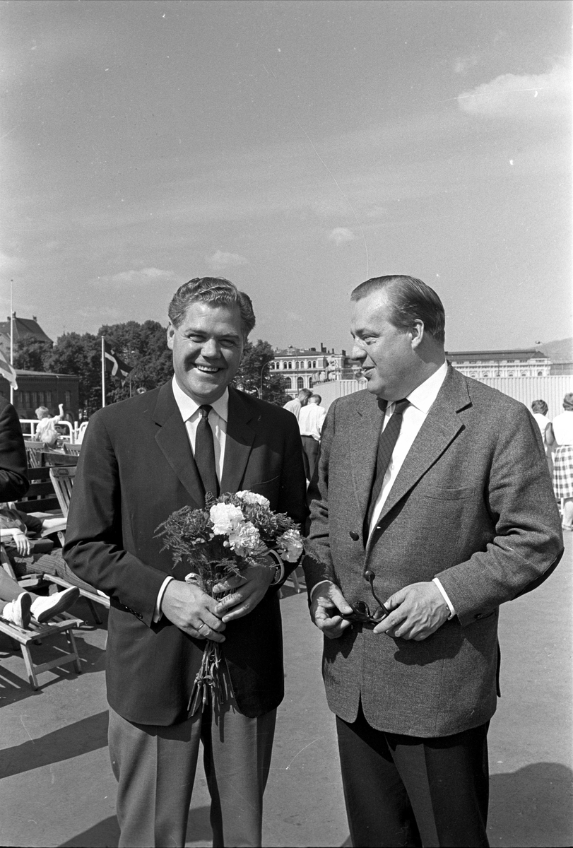 Skipsreder Jens Hagen t.v. og formann i Krigsinvalideforbundet Bernt Sveen, danskeferja "Holger Danske", Oslo, 07.06.1963