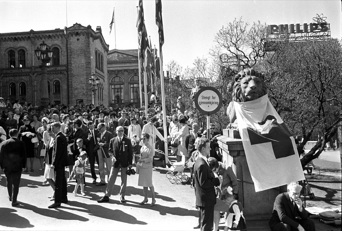 Fra Oslo, 17.05.1966. Løven foran stortinget ikledt et røde-kors flagg på 17. mai.