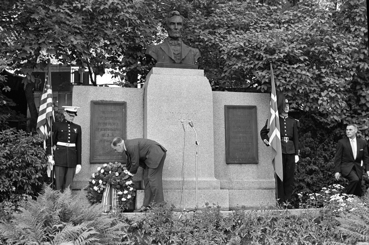 Fra Oslo 04.07 Kransen legges ned ved Lincoln monumentet i Frognerparken.