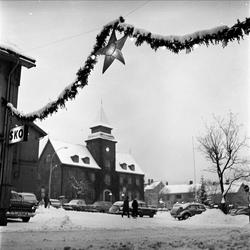 Lillehammer, Oppland, 03.01.1961. Torget med biler og julega