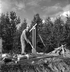 Nord-Odal, Hedmark, 28.09.1954. Sivilforsvaret, mann med spa