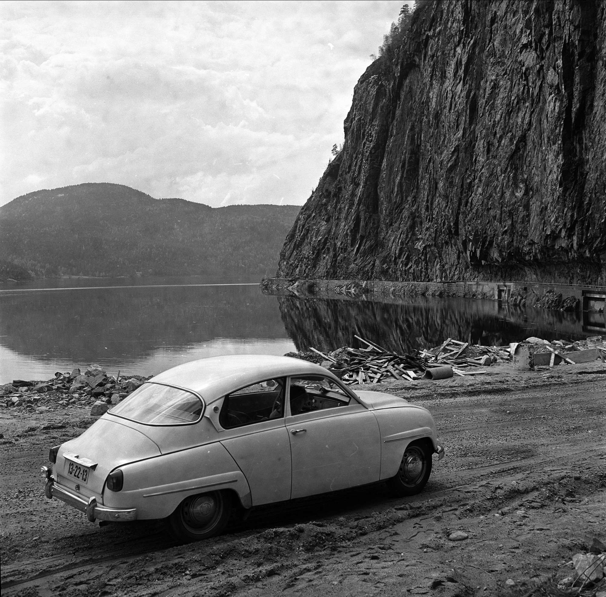 Bygland, Aust-Agder, 30.05.1963. Bil på en vei i landskap med vann.
