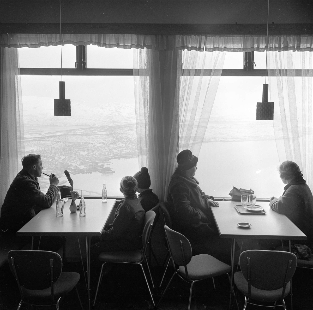 Tromsø, Troms, april 1963. Interiør fra kafe med utsikt.