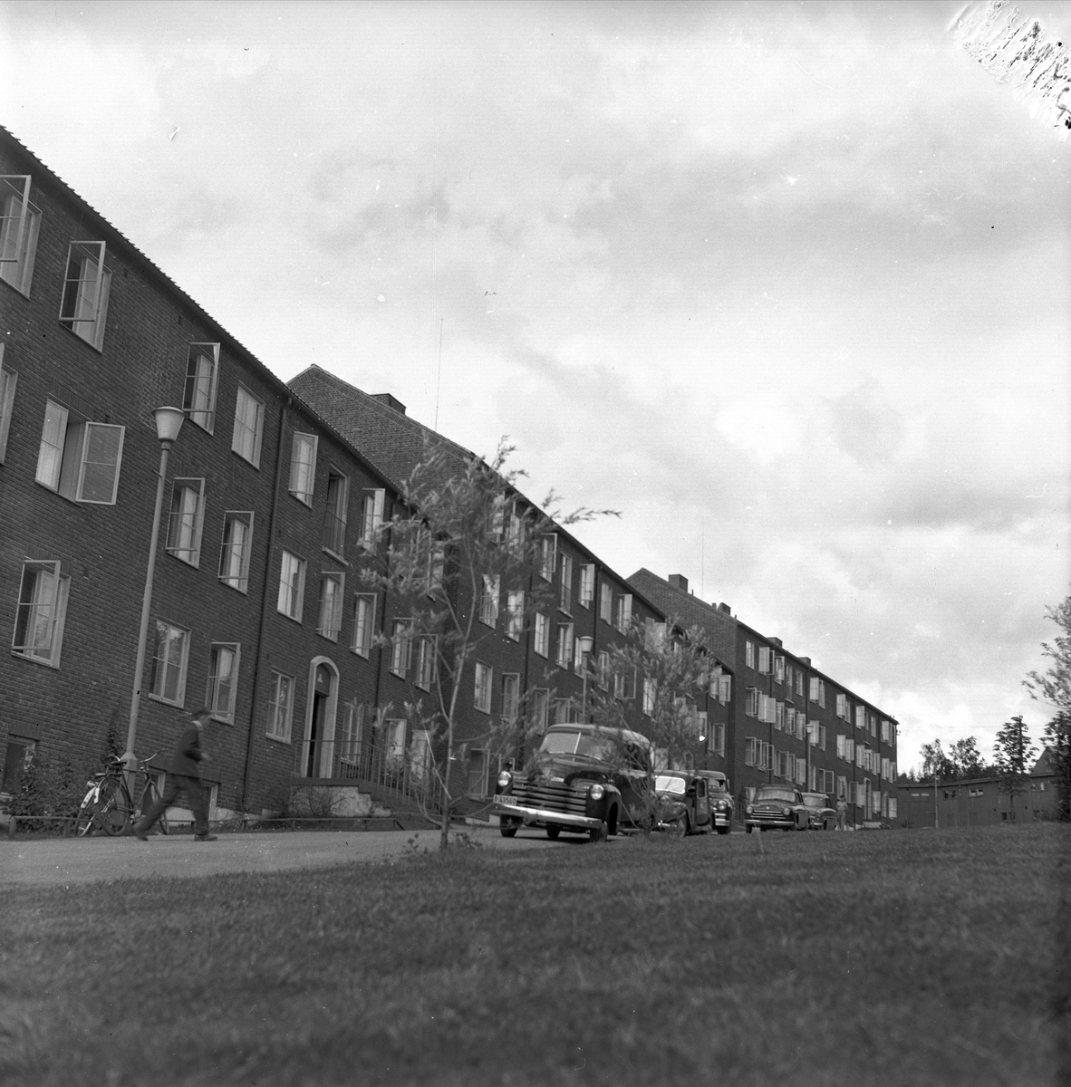 Sogn studentby, Oslo, 22.08.1954. Bygninger og biler.