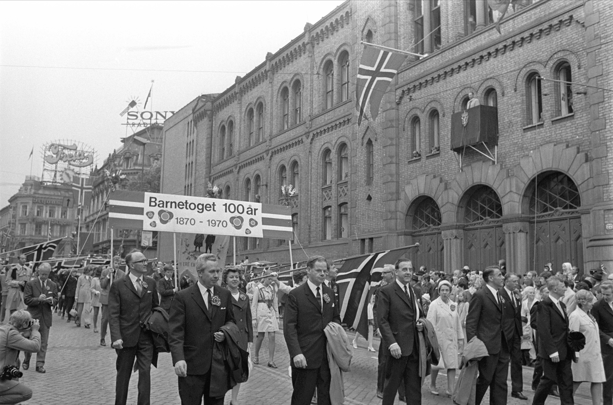 Karl Johans gate, Oslo, 17.05.1970. 17 mai tog passerer stortinget.