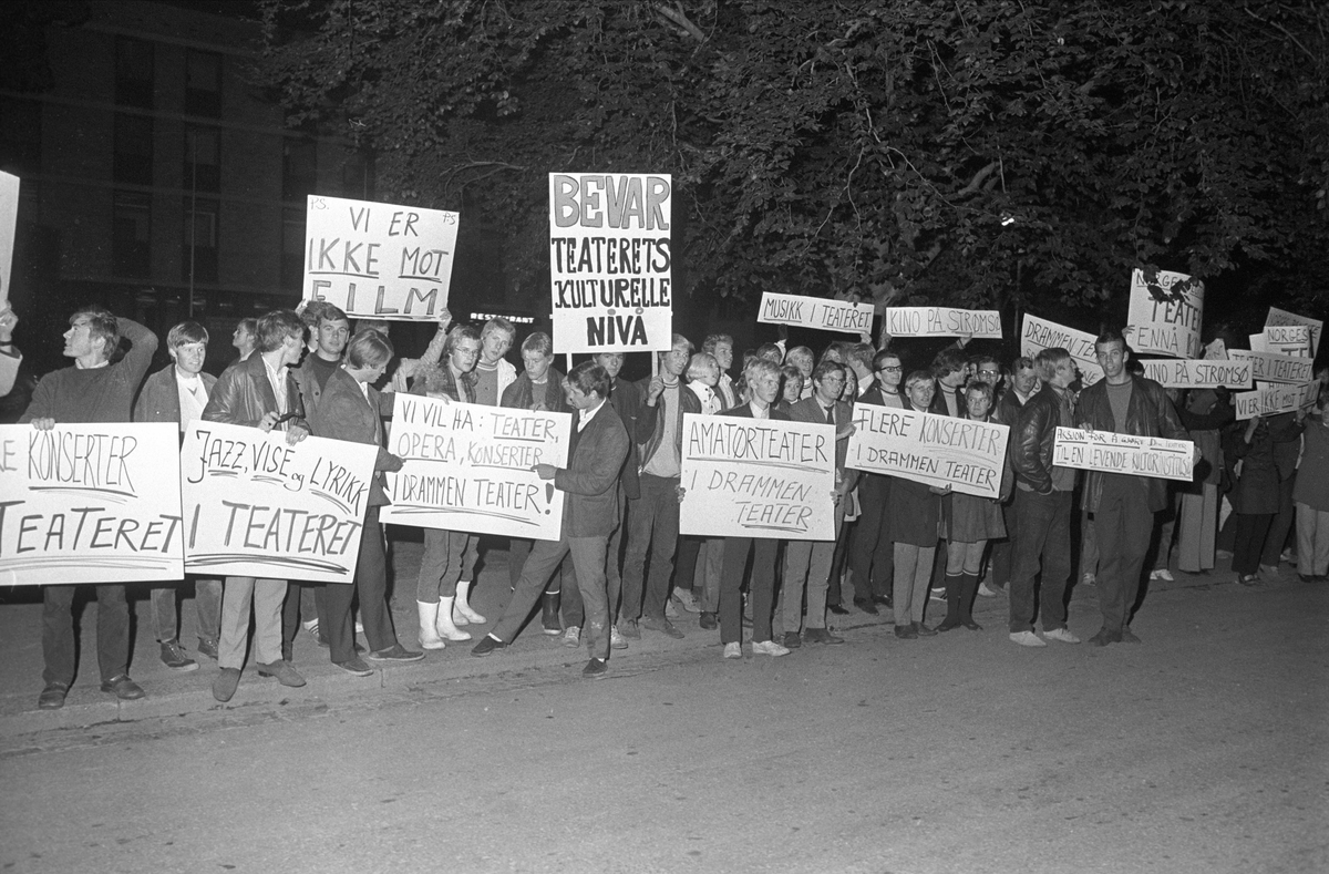 Buskerud, Drammen, 22.01.1969, demonstrasjon foran Drammen Teater.