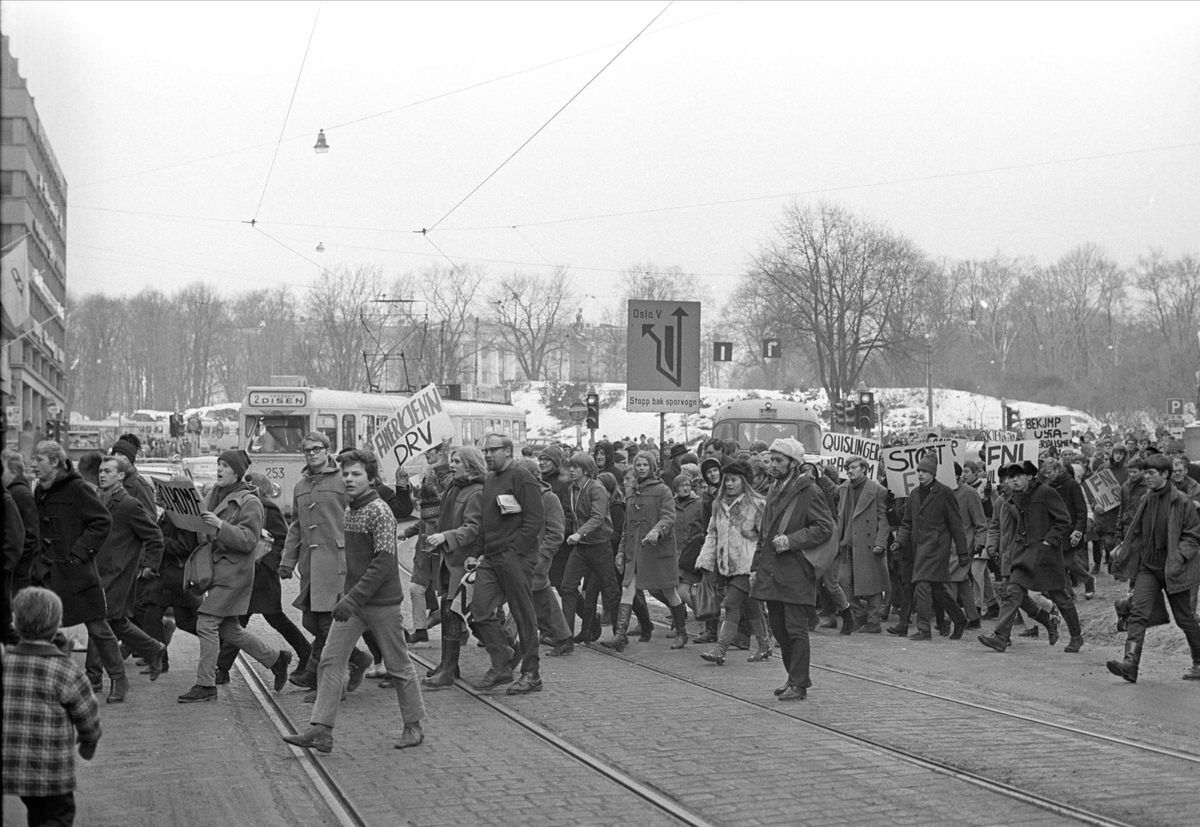 Oslo, mars 1969, demonstrasjoner utenfor Hotel Continental.