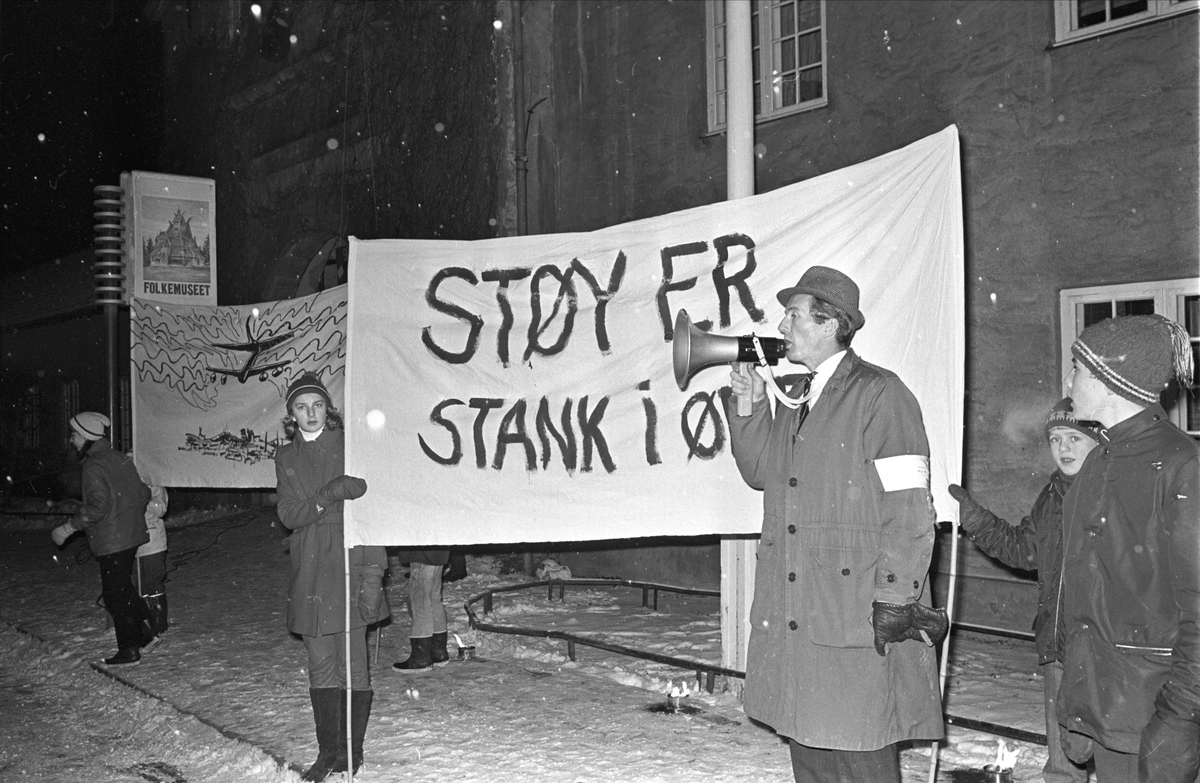Oslo,01.12.1970, demonstrasjon mot flystøy på Bygdøy. Inngangen til Folkemuseet.