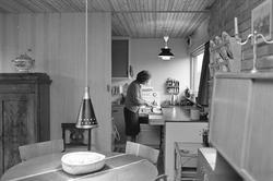 Fra Strømmen, Skedsmo 18.11.1966. En kvinne som skjærer brød