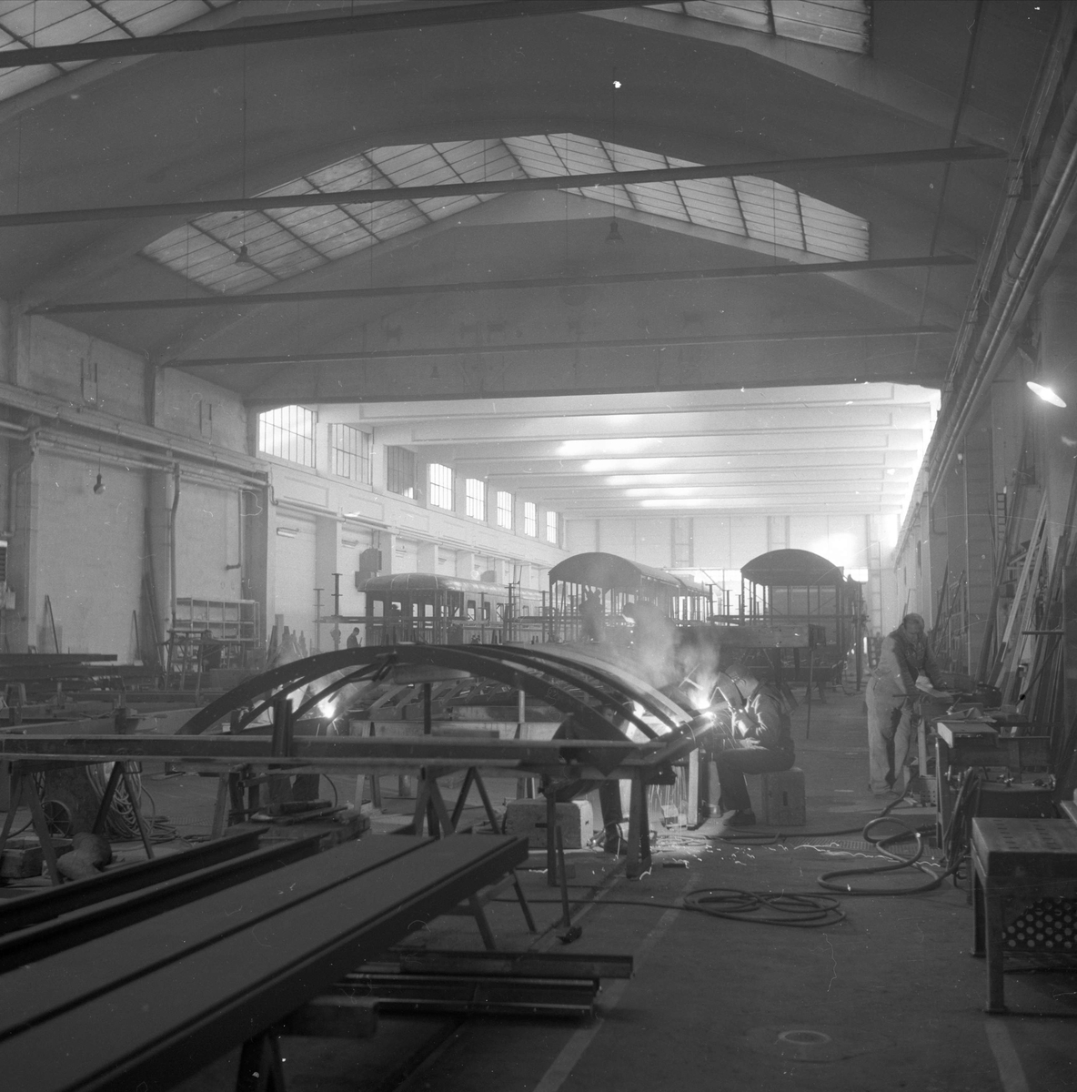 Strømmen, november 1960, Strømmen Værksted A/S, fra fabrikkhallen.