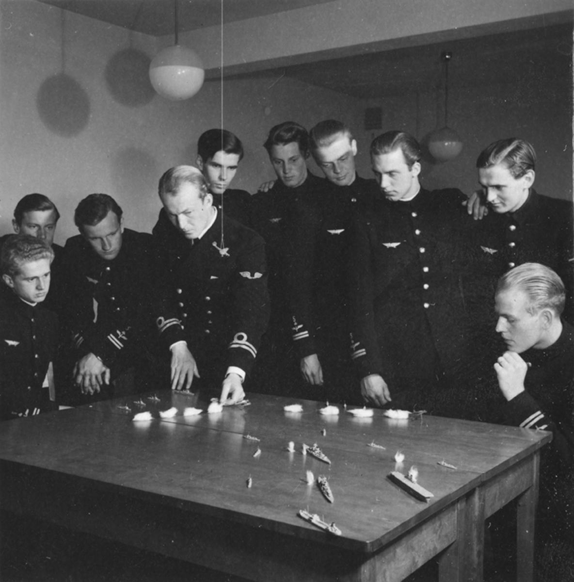 Krigsspel under grundläggande flygslagsutbildning, GFSU, på F 2 Roslagens flygflottilj, 1943.