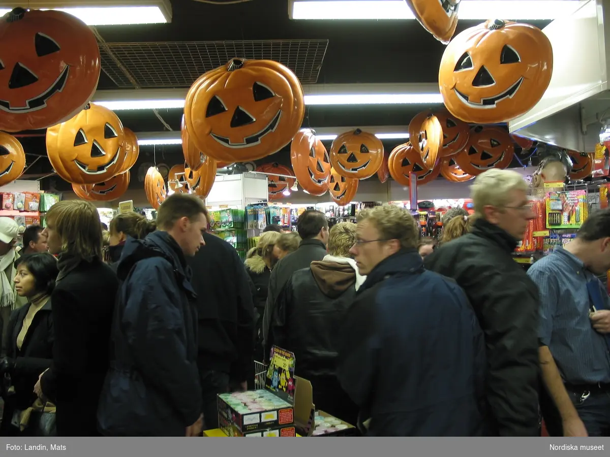 Halloween 2002. Dokumentation av halloweenskyltning i affärer och gator november 2002.