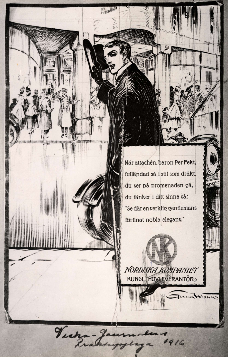 Reklambild från 1916 från Nordiska Kompaniet. En elegant klädd man står bredvid en bil utanför NK, han lyfter på hatten. Framför varuhusets entré står dörrvaktmästare, och besökare i tidstypisk dräkt