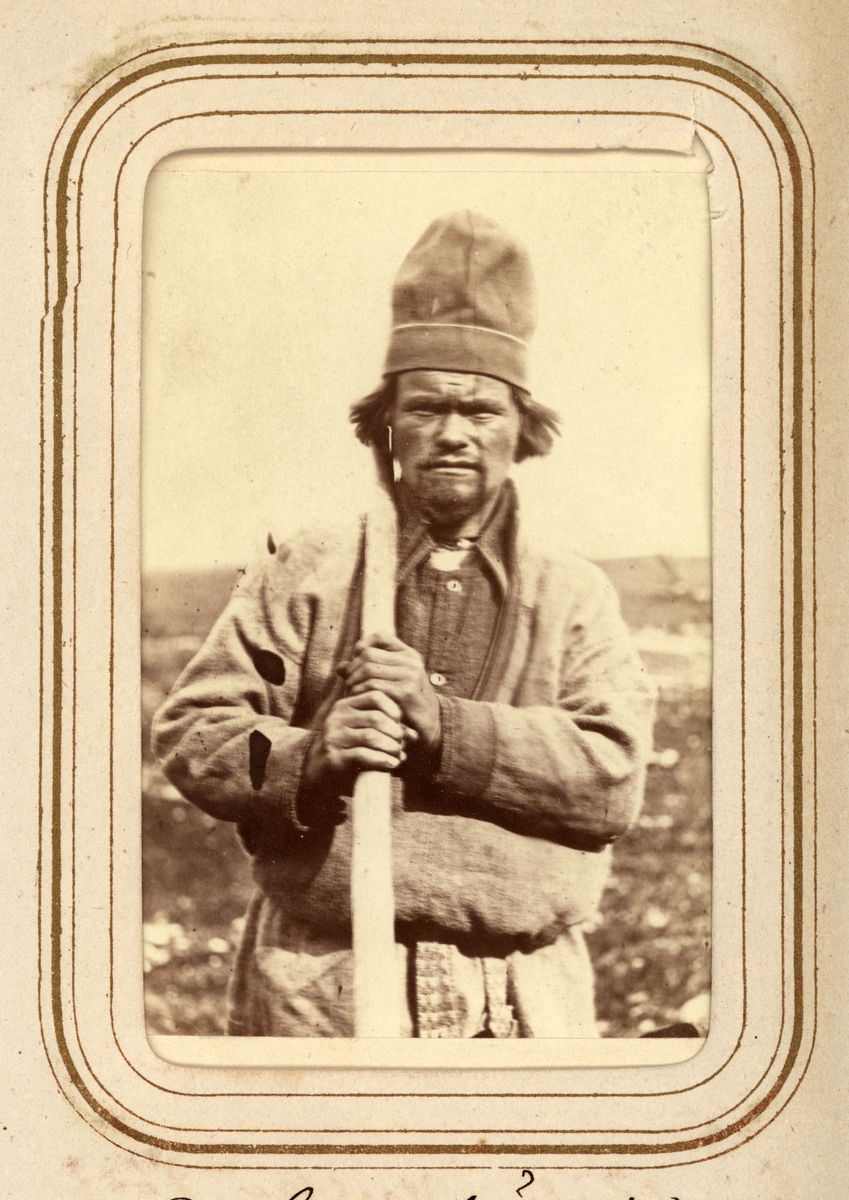"Nils Granström junior, 26 år, Tuorpon". Porträtt av Nils Nilsson Granström ur Lotten von Dübens fotoalbum med motiv från den etnologiska expedition till Lappland som leddes av hennes make Gustaf von Düben 1868.