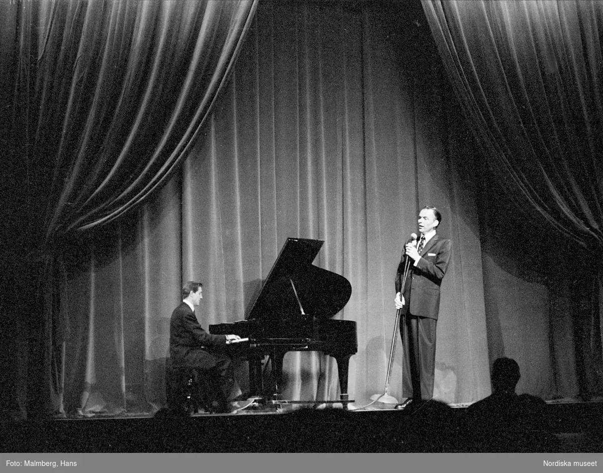 Frank Sinatra på turné i Sverige, Finspångs Folkets park. Sinatra med flygel och pianist på scenen.
