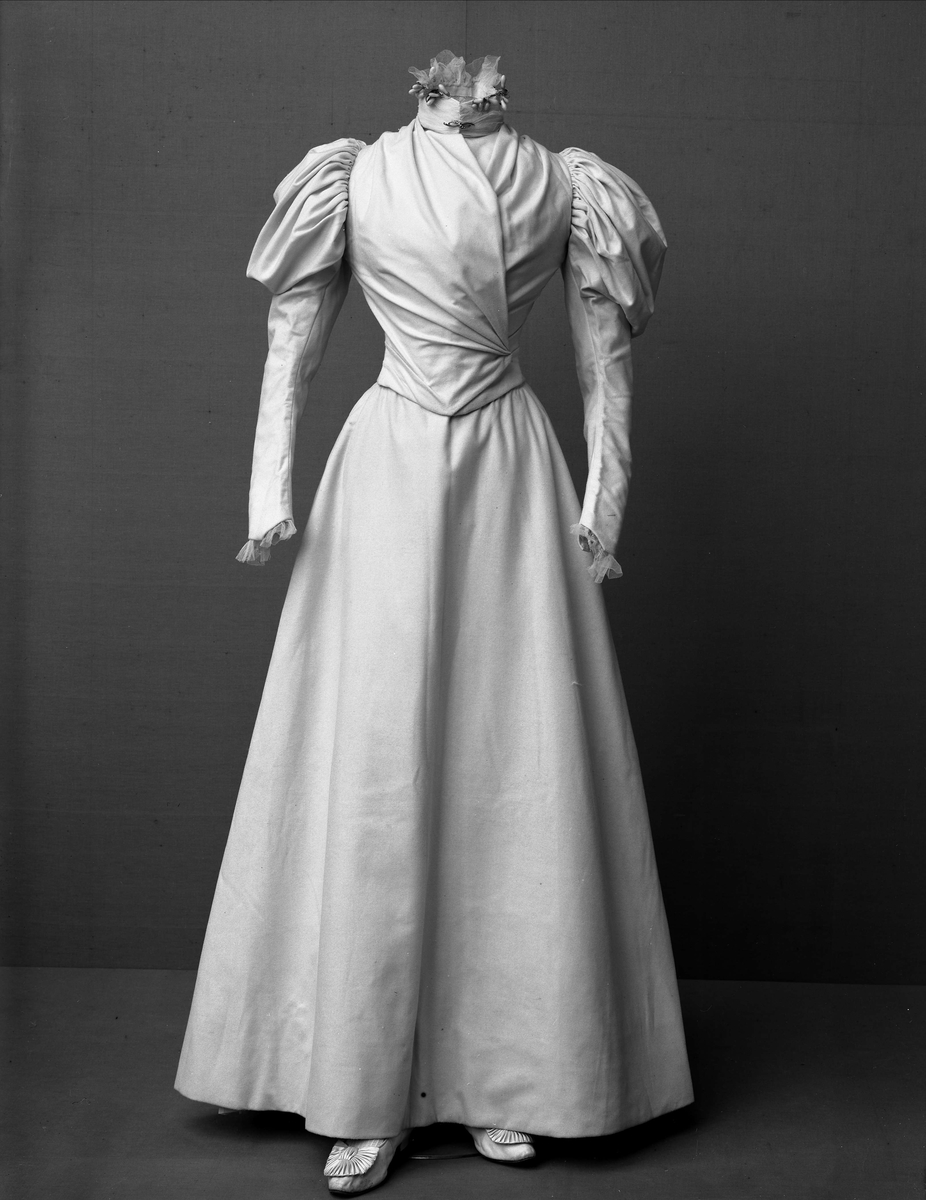Bröllop. Brudklänningar som tillhört Augusta Torpadie, f. Linge. "En med denna identisk bruddräkt tillhör Nordiska museet: inv nr 186044a-b"