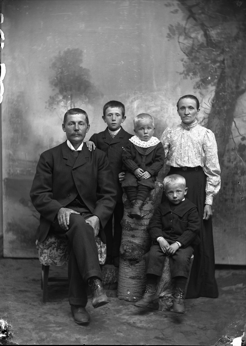 Per Martin Springfeldt (f. 1872), med hustrun Klara (f. 1872) och sönerna Arvid (f. 1897), Verner (f. 1904) och Hilmer (f. 1901). Heden, Lima socken, Dalarna.