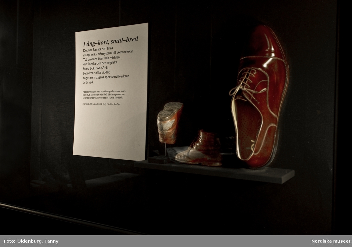 Utställning. Nordiska museets utställning Skor 29/9-01 - 24/8-08. Utställningen Skor visar ca 300 skor från 1600-talet fram till början av 2000-talet.
