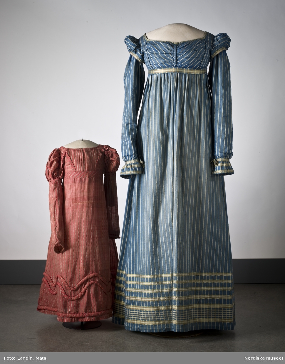 Randig klänning av mörkblått halvsiden. Omkring 1815. Nordiska museet inv nr 164986.