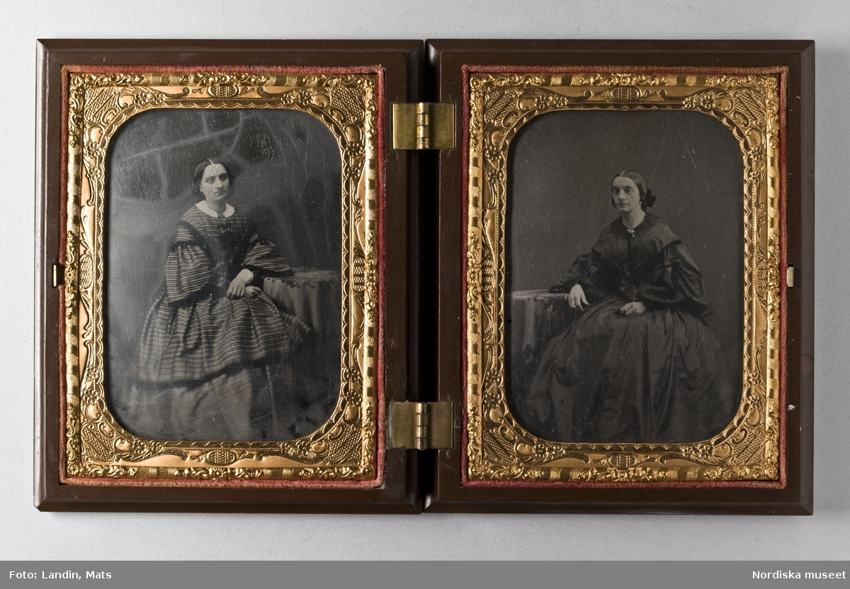Porträtt, två stycken i etui, av fröknarna Fredrique och Ida Freese, döttrar till kyrkoherden i Tyska församlingen i Stockholm. Panotypi. Nordiska museet inv.nr 192070.