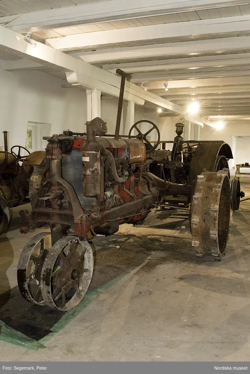Traktorutställning, "Traktorer med drag",  visning av traktorer , arbetsmaskiner och redskap tillverkade 1917-1950, Julita gård, Maj 2009. 