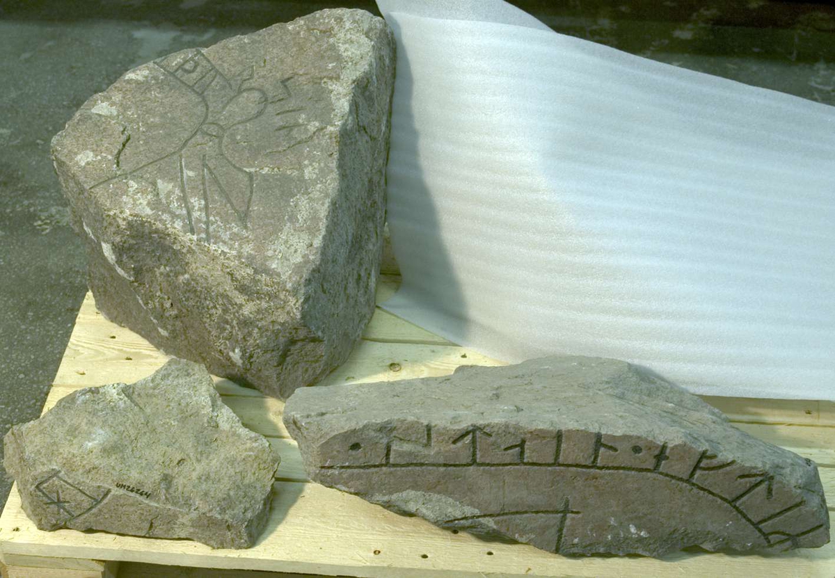 Tre fragment av runsten, av ljusröd, medelkornig granit. Kvarsittande medeltida bruk visar att fragmenten använts som byggnadsmaterial.
1. Runristat fragment av ljusröd, grovkornig granit, storlek 65 x 22 cm, tjocklek 40 cm. Runornas höjd 6 - 7 cm. Fragmentet har, enligt Gustavson (Fornvännen 1977) sannolikt utgjort en del av vänstersidan i en runsten. Kvarsittande medeltida bruk visar att fragmentet har använts som byggnadsmaterial. Inskrift: ... stain eftir... (sten efter).
2. Runristat fragment av ljusröd, medelkoring granit. Storlek 50 x 47 cm, tjocklek 43 cm. Runornas höjd 5 - 7 cm. Kvarsittande medeltida bruk visar att fragmentet har använts som byggnadsmaterial. Inskrift: ....-bur sin... (sannolikt broder sin).
3. Runristat fragment av rödaktig granit. Mått: 29x11 cm. runhöjd 6,5 cm. Inskrift: ...ih....