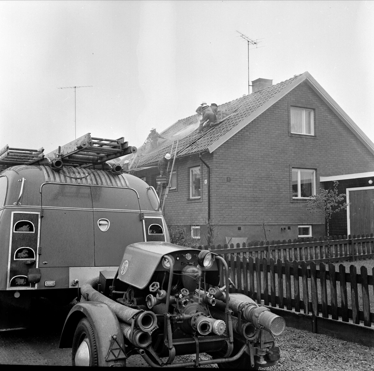 "Barns lek nära ödelägga villa" i Tierp, Uppland maj 1973