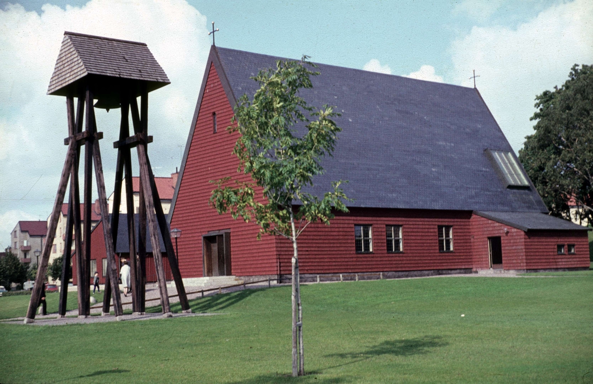 Salabackekyrkan med klockstapel i kvarteret Becktråden, stadsdelen Sala backe, Uppsala 1965