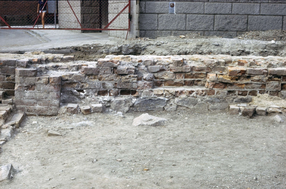 Arkeologisk undersökning av Franciskanklostret, kvarteret Torget, Uppsala 1971 - 1972. Norra sidoskeppet, travé 5. Norra väggen, från söder