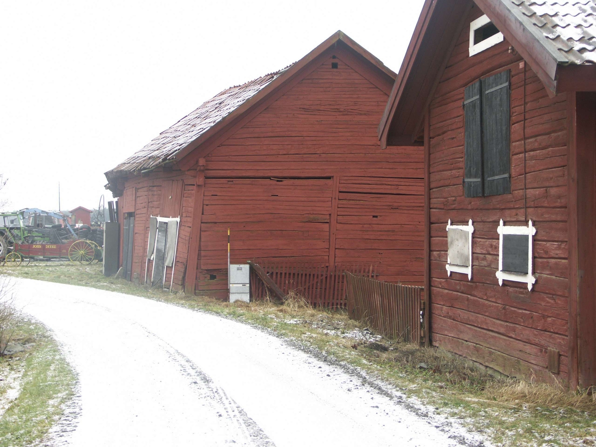 Bygata och hönshus, Utmyrby 2:3, Boglösa socken, Uppland januari 2005
