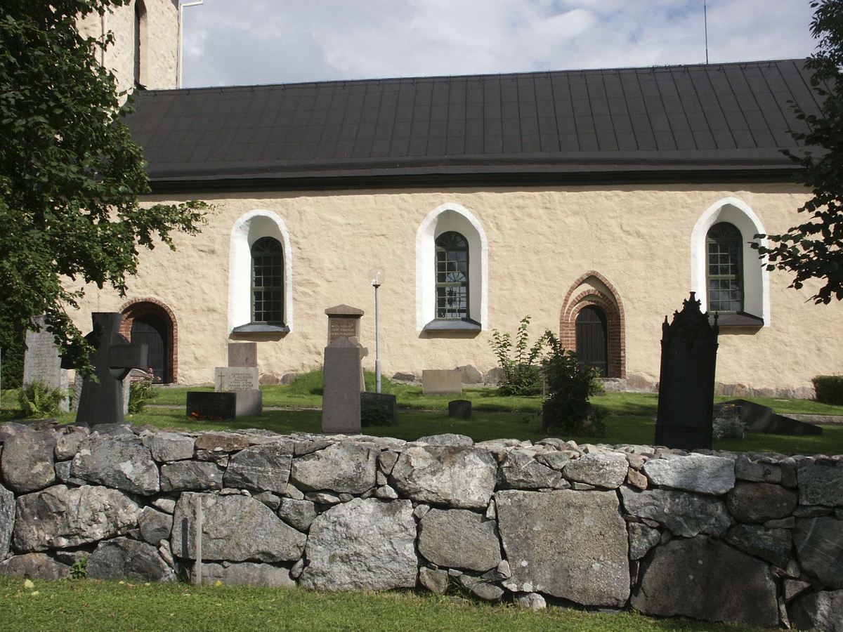 Kyrkogården vid Kalmar kyrka, Kalmar socken, Uppland 2005
