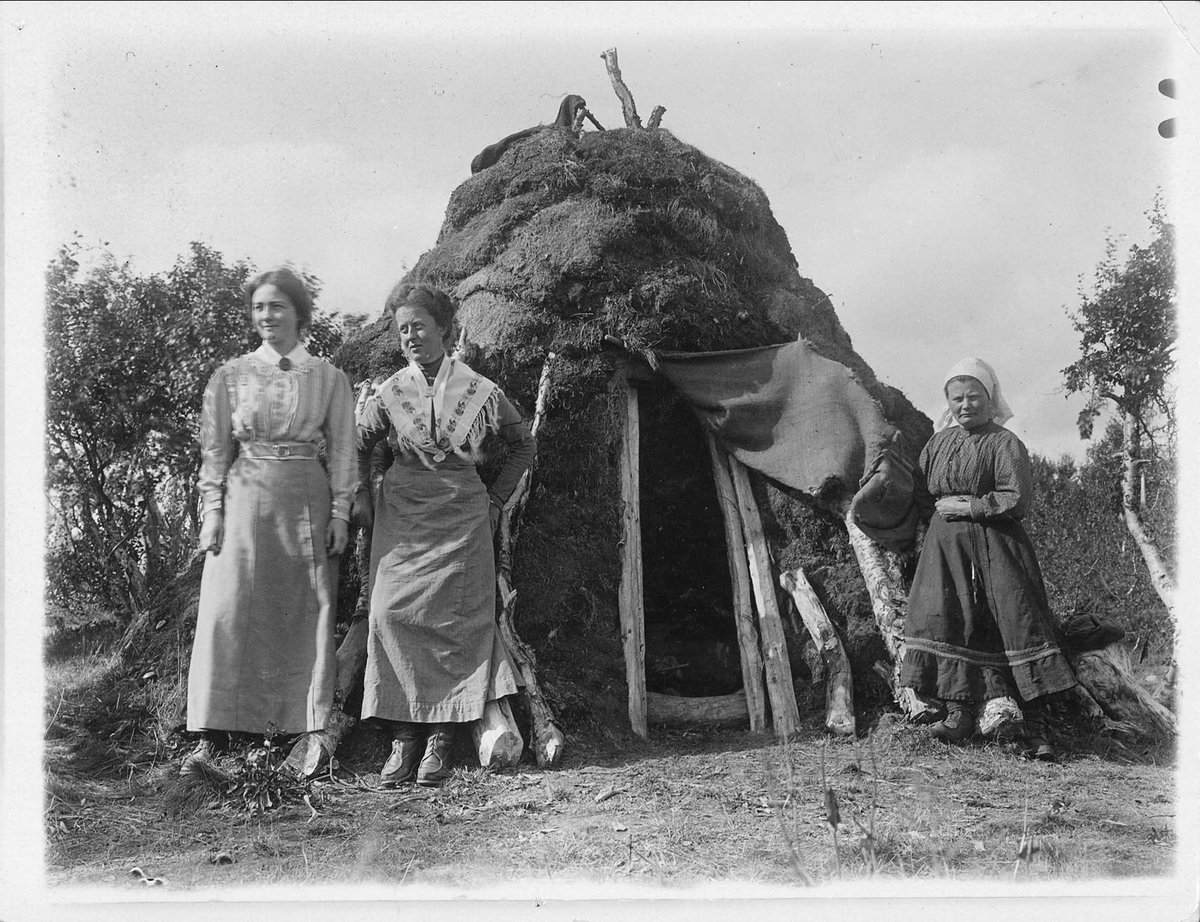 Gertrud Nilsson tillsammans med två kvinnor framför en kåta, sannolikt i Storsjö, Härjedalen