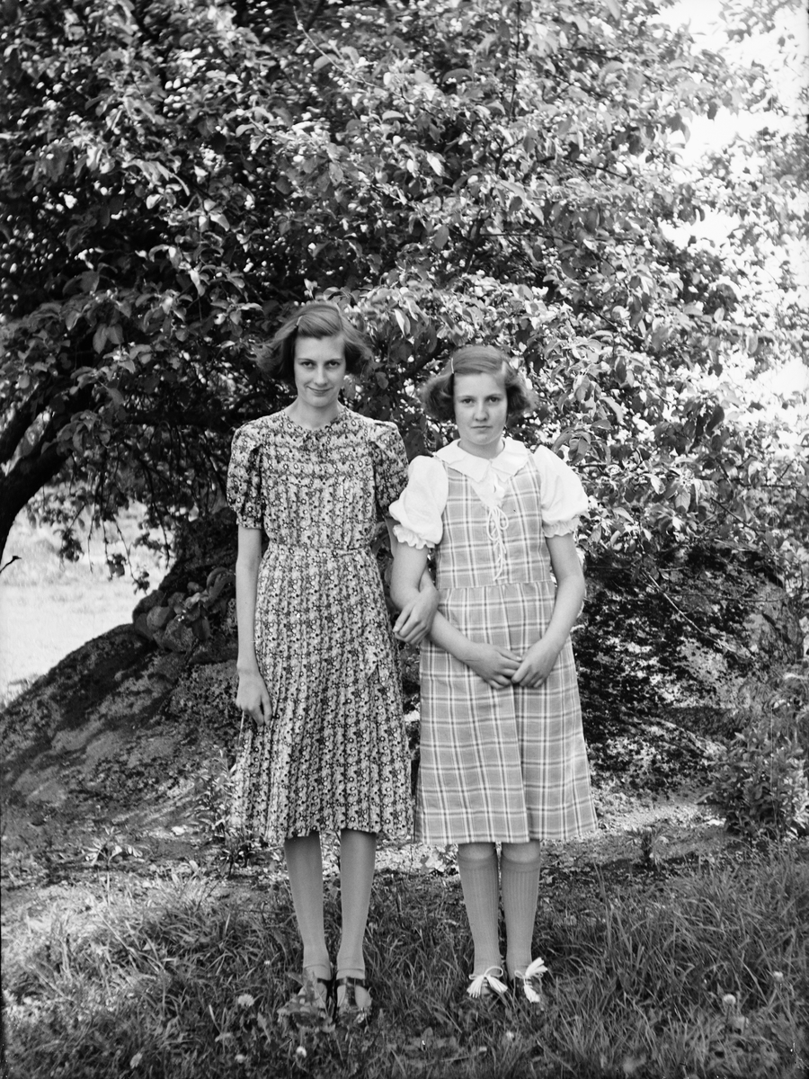 Elsie och Nelly Jansson, Uppland omkring 1940