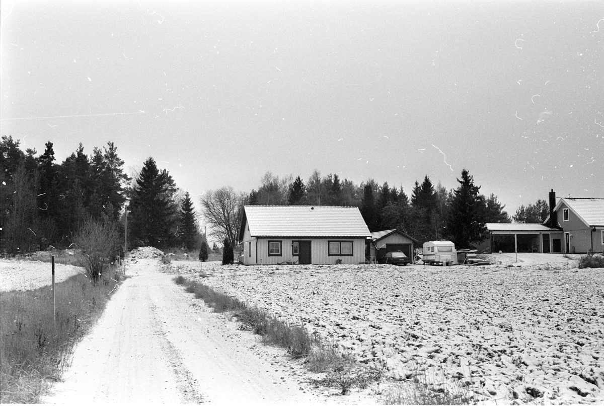 Bostadshus med garage, Hagby 1:8, Hagby socken, Uppland 1985