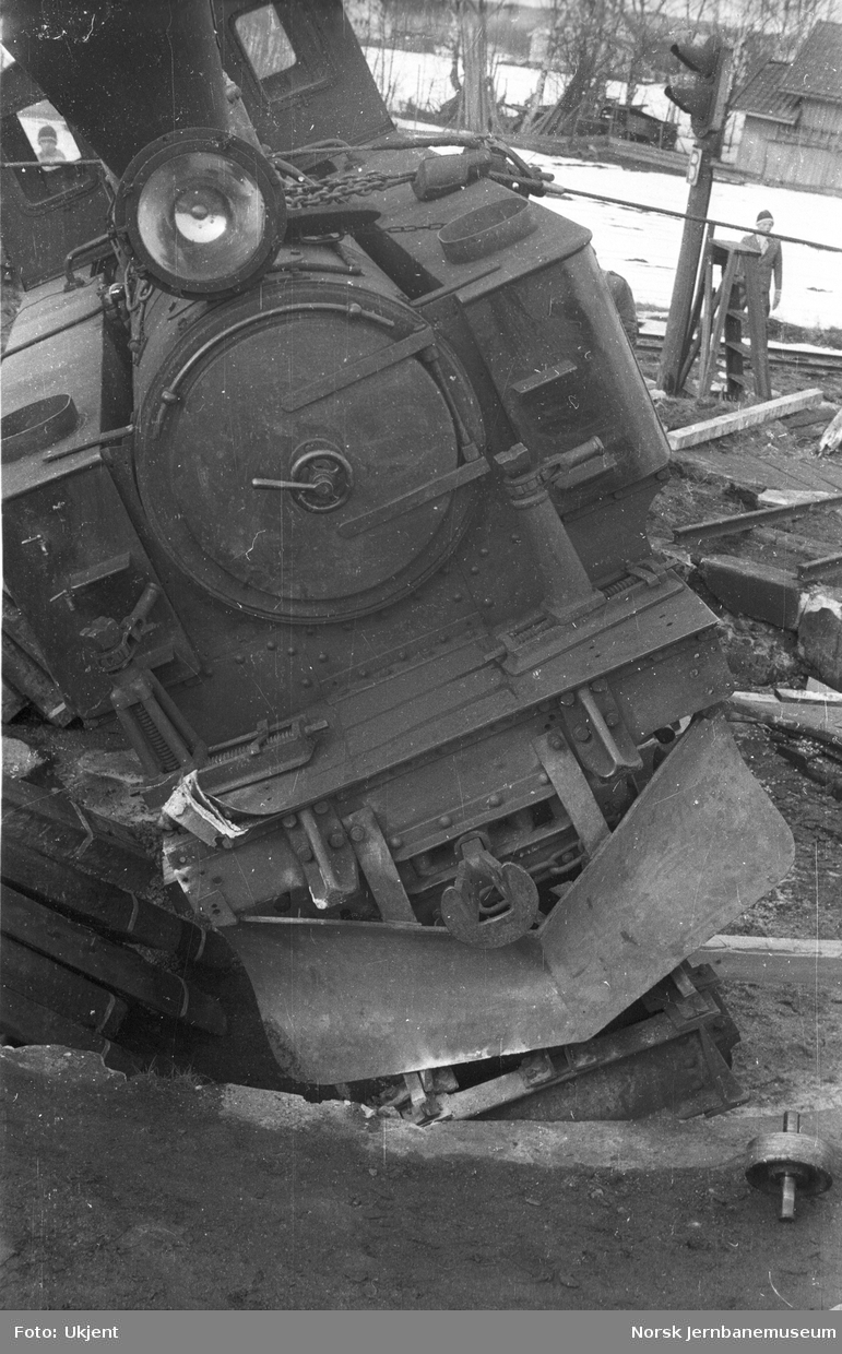 Damplokomotivet "Bjørkelangen" veltet på svingskiven på Bjørkelangen