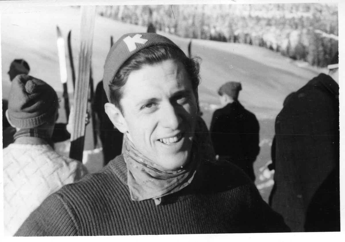 Petter Hugsted i det første skirennet etter krigen, 30.12.1945. Petter Hugsted in the first jumping competition after the Nazi occupation.