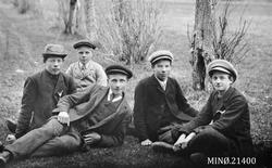 Kjekk ungdom i naturen