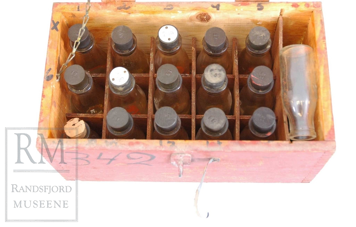 To Kasser med småflasker & reagensrør.
a) Brunfarget kunststoff: kasse, 9 flasker, 3 vattpinner, 3 reagensrør.
b) Rødmalt tre: Kasse, 16 småflasker, 7 korker.