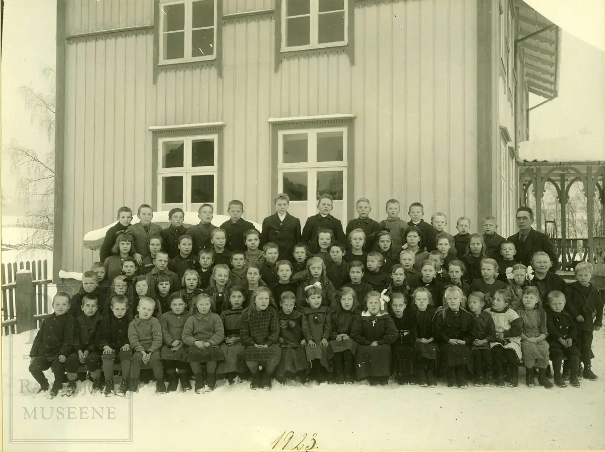 Skolebilde fra Nordre Oppdalen skole. Lærere og elever, hele skolen, foran skolebygningen, vinter