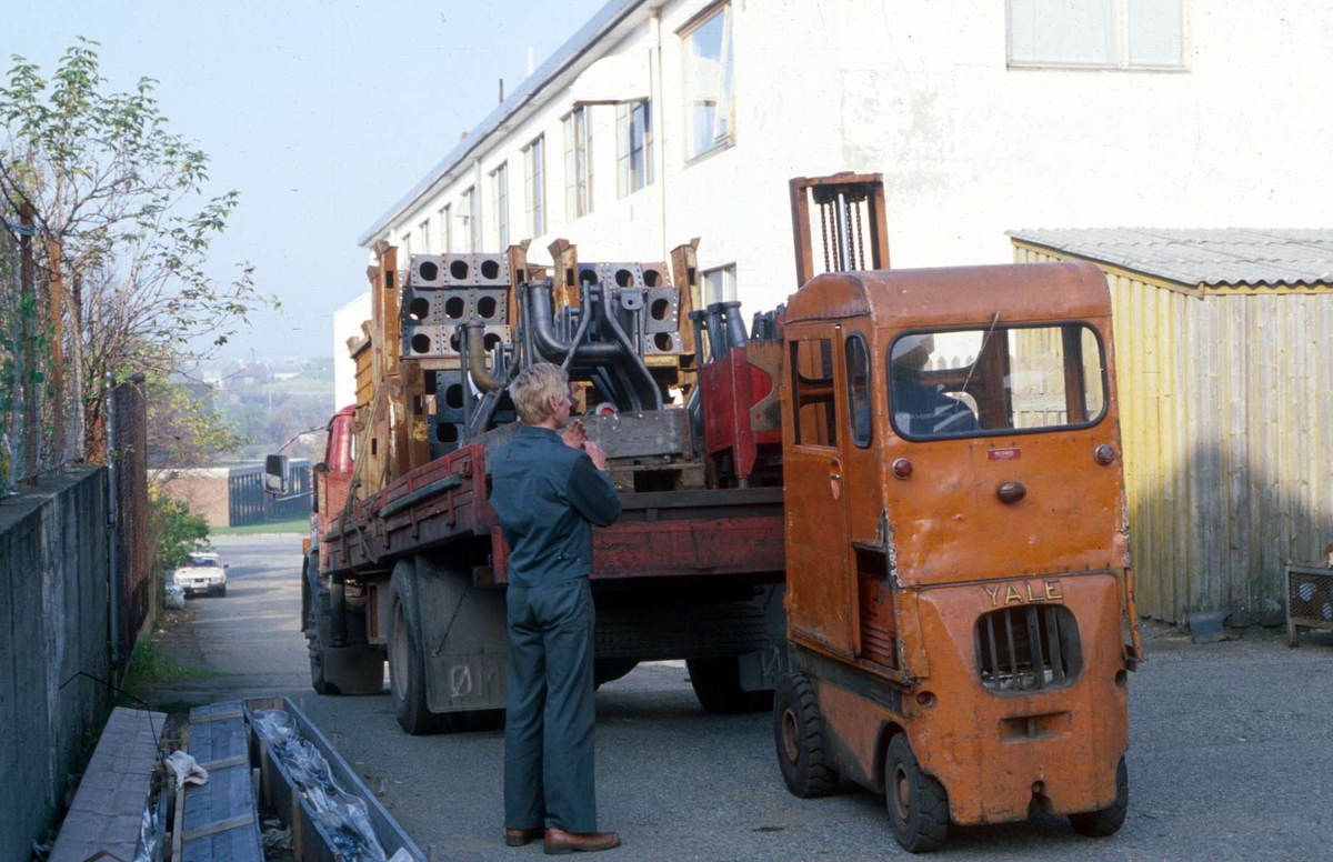 Kverneland fabrikk. Transport Håstad ca. 1977. Gaffeltruck lastar lastebil.