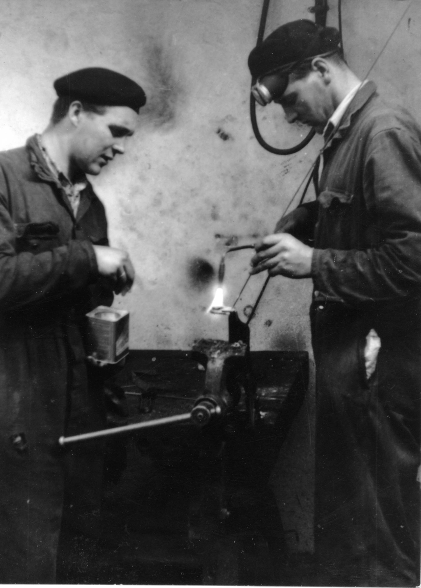 Polaris AS - Fra produksjonslokalene: to menn ved ein arbeidsbenk med skrustikke