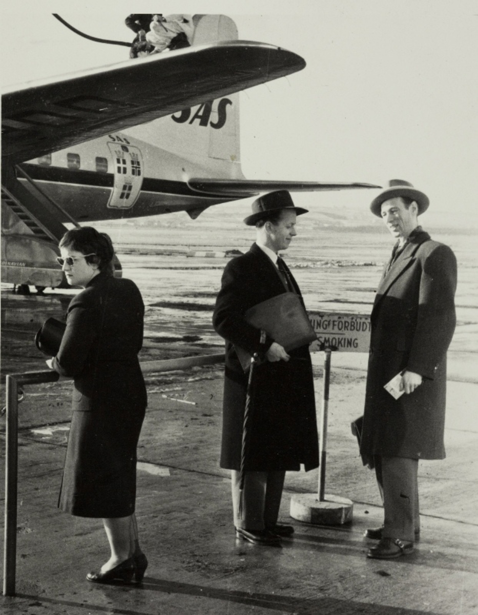 En kvinne og to menn (Magnus Øglænd og Carl Enge) foran et SAS-fly