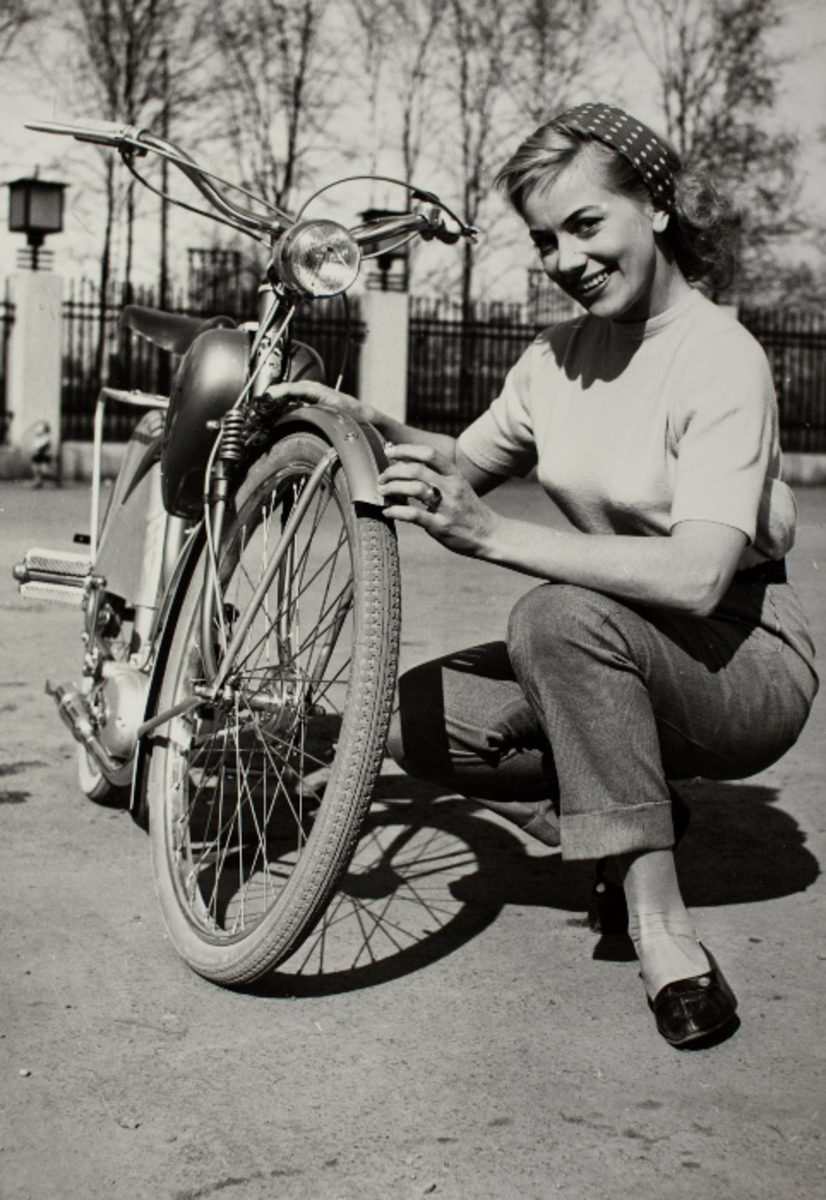 Reklamefoto: kvinne ved siden av en TEMPO-Lett-motorsykkel