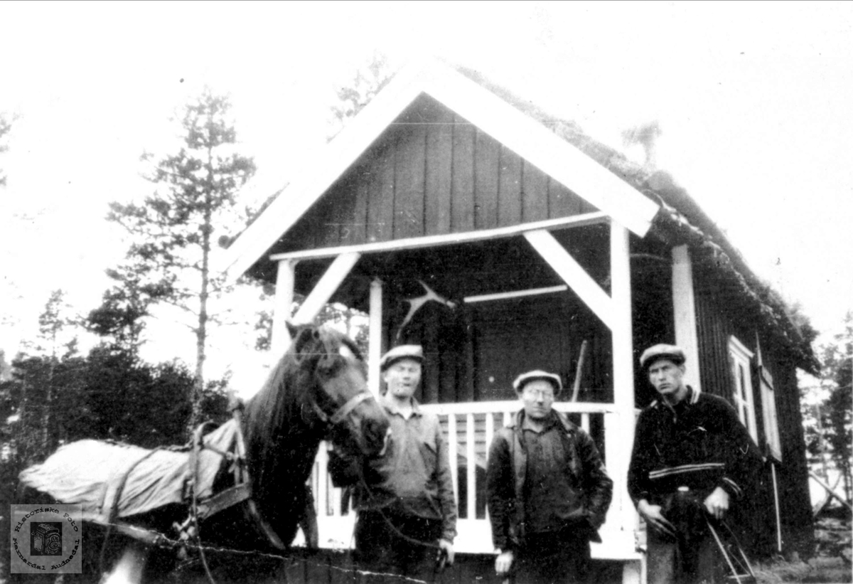 Ved hytta til Georg Roland på Dyråsheia, Bjelland.