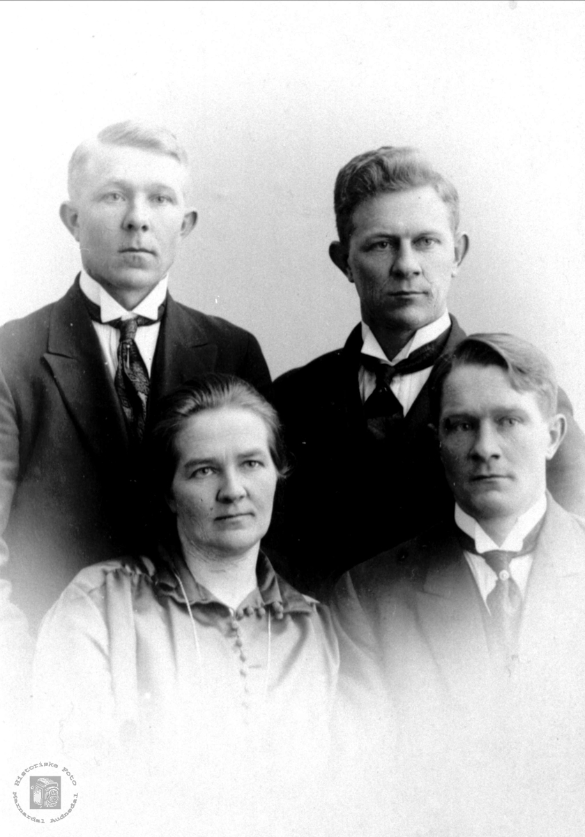 Portrett av Torkjell, Syvert, Anna og Magnus Homme, Bjelland.