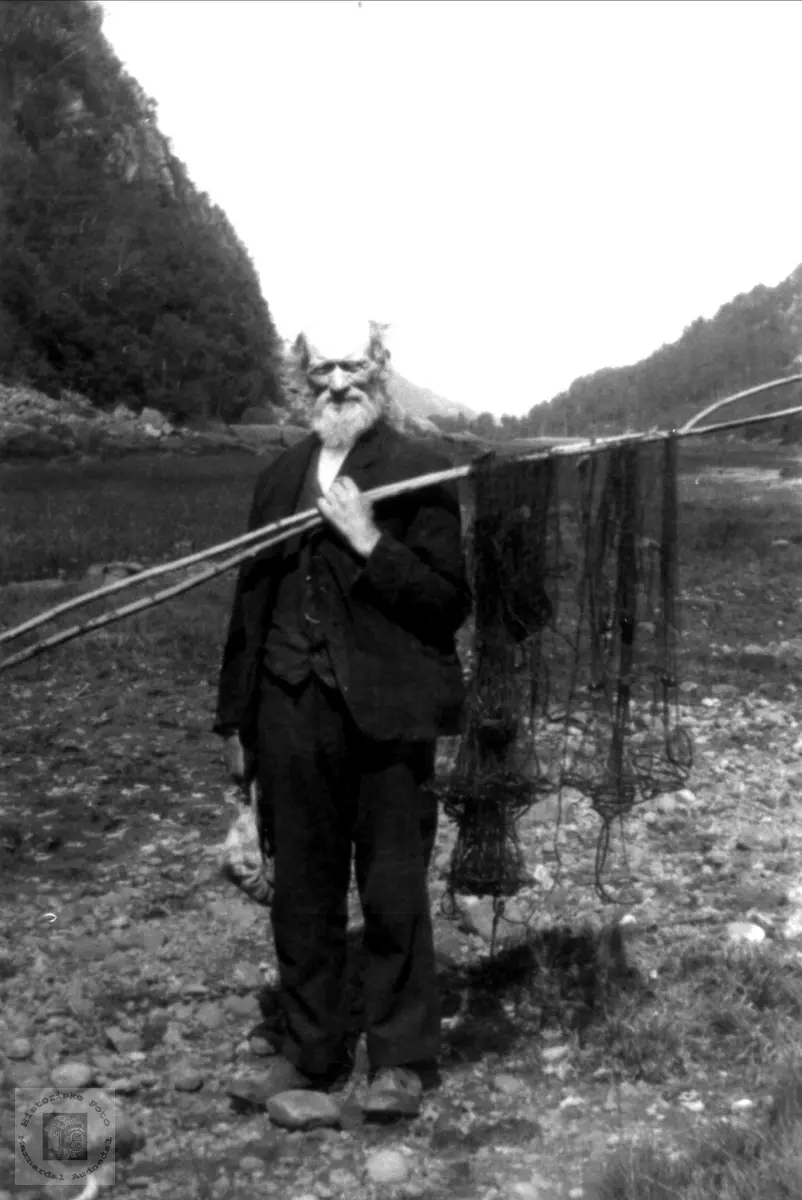 Andreas P. Nome med fiskegarn, Øyslebø.