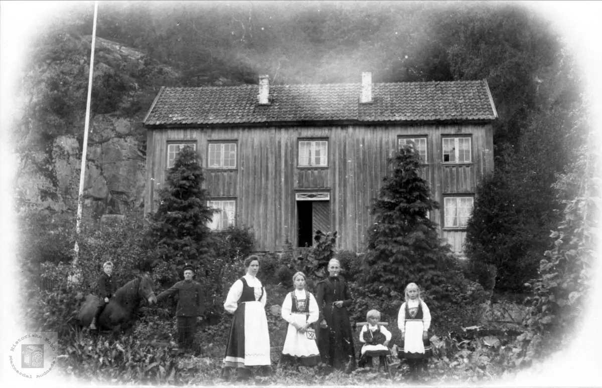 Familie gruppe på Fuglestveit, Øyslebø.